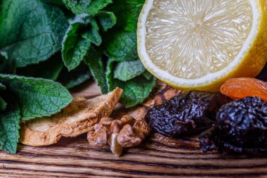 Mutfakta naneli, limonlu, kuru erikli, cevizli, kuru elmalı, kayısılı ve ahşap kesme tahtasındaki kayısılı yemekler