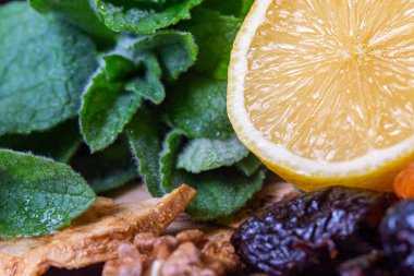 Mutfakta naneli, limonlu, kuru erikli, cevizli, kuru elmalı, kayısılı ve ahşap kesme tahtasındaki kayısılı yemekler