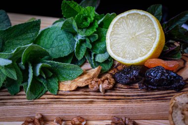 Mutfakta naneli, limonlu, kuru erikli, cevizli, kuru elmalı, kayısılı ve ahşap kesme tahtasındaki kayısılı yemekler