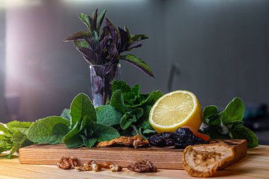 Mutfakta naneli, limonlu, kuru erikli, cevizli, kuru elmalı, kayısılı ve ahşap kesme tahtasındaki kayısılı yemekler