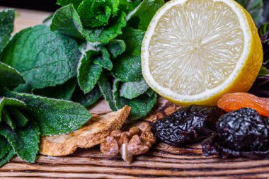 Mutfakta naneli, limonlu, kuru erikli, cevizli, kuru elmalı, kayısılı ve ahşap kesme tahtasındaki kayısılı yemekler