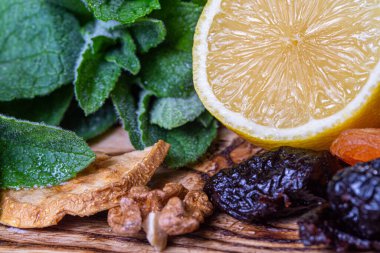 Mutfakta naneli, limonlu, kuru erikli, cevizli, kuru elmalı, kayısılı ve ahşap kesme tahtasındaki kayısılı yemekler