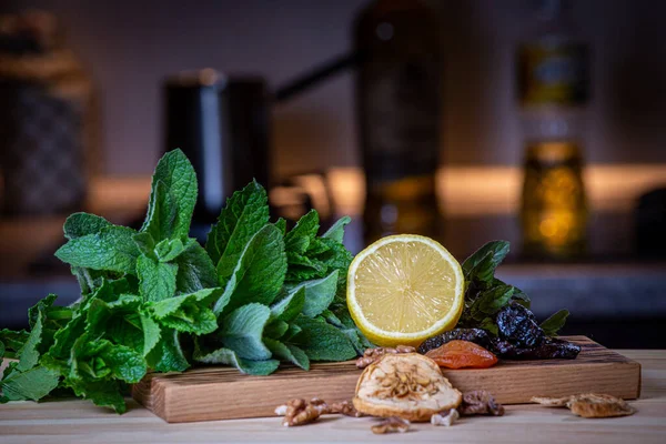 Mutfakta naneli, limonlu, kuru erikli, cevizli, kuru elmalı, kayısılı ve ahşap kesme tahtasındaki kayısılı yemekler