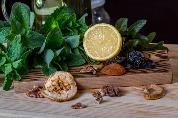 Mutfakta naneli, limonlu, kuru erikli, cevizli, kuru elmalı, kayısılı ve ahşap kesme tahtasındaki kayısılı yemekler