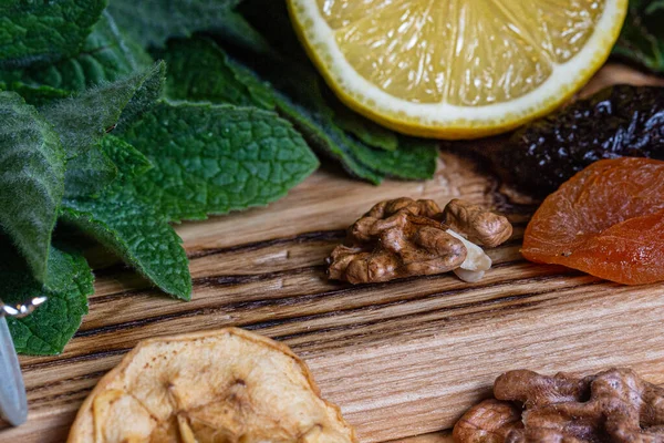 Mutfakta naneli, limonlu, kuru erikli, cevizli, kuru elmalı, kayısılı ve ahşap kesme tahtasındaki kayısılı yemekler