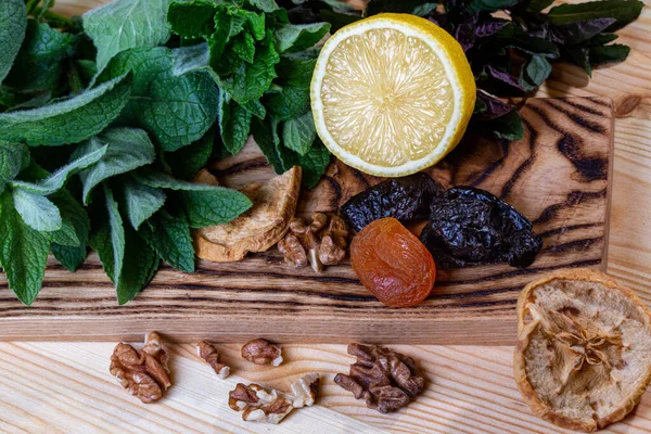 Mutfakta naneli, limonlu, kuru erikli, cevizli, kuru elmalı, kayısılı ve ahşap kesme tahtasındaki kayısılı yemekler