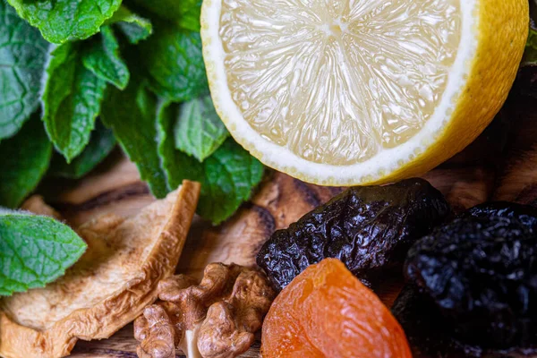 Mutfakta naneli, limonlu, kuru erikli, cevizli, kuru elmalı, kayısılı ve ahşap kesme tahtasındaki kayısılı yemekler