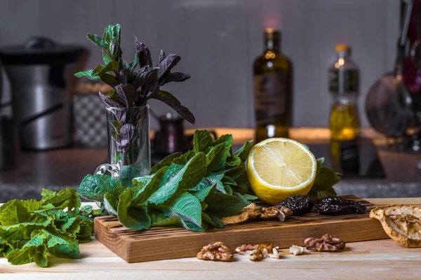 Mutfakta naneli, limonlu, kuru erikli, cevizli, kuru elmalı, kayısılı ve ahşap kesme tahtasındaki kayısılı yemekler