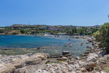 Yunanistan 'ın Rodos adasının körfezinde yer alan Akdeniz sahili sahil şeridinden görülüyor.