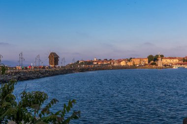 Bulgaristan 'ın eski Nessebar kasabasının manzarası. Şehre giden ana yol eski değirmeni geçiyor..