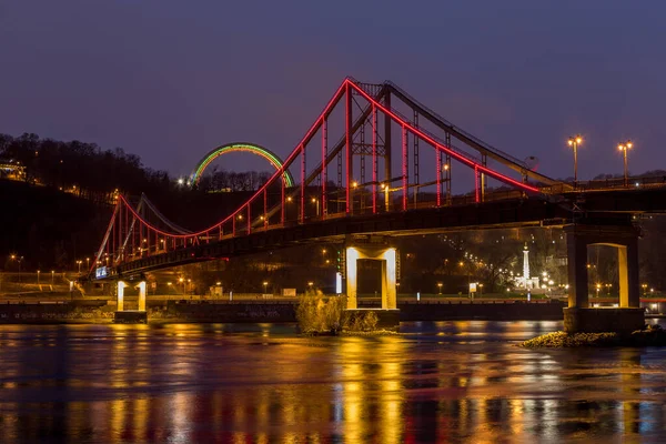 Éjszakai Kilátás Dnyeper Folyó Gyalogos Híd Központ Kijev Trukhanovy Sziget — Stock Fotó