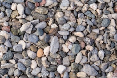 Akdeniz kıyısında çok renkli küçük çakıl taşları var. Yakın plan fotoğraf.