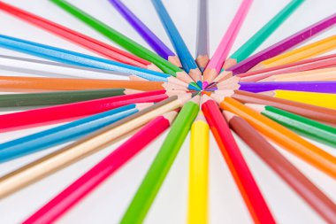 Beyaz arkaplana yakın plan fotoğraf çizmek için renkli kalemler