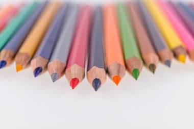 Beyaz arkaplana yakın plan fotoğraf çizmek için renkli kalemler