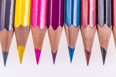 Beyaz arkaplana yakın plan fotoğraf çizmek için renkli kalemler