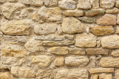 Eski bir taş duvarın parçası.