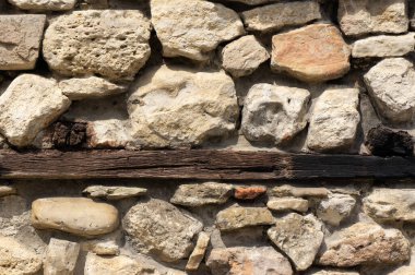 Eski bir taş duvarın parçası.