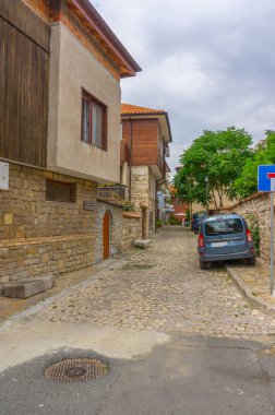 Eski bir Avrupa şehrinin sokağı.