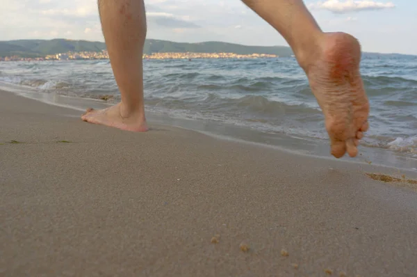 Мужские Ноги Песке Прогулка Рядом Линией Серфинга — стоковое фото