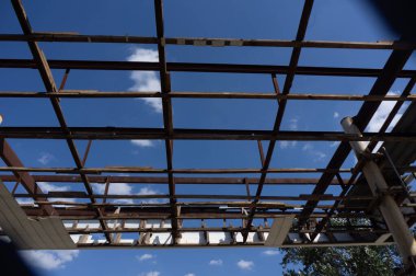 Gökyüzüne karşı yıkılan çatının çerçevesi