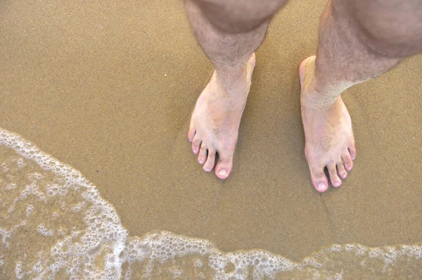 Homens Pés Areia Perto Linha Surf — Fotografia de Stock