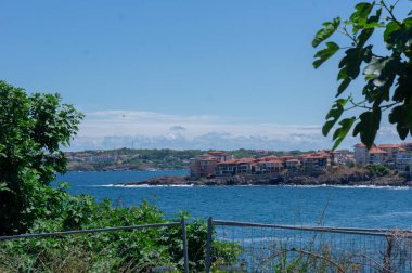 Deniz sörfü günü manzarası. Beyaz köpüklü deniz dalgaları taşların üzerinde kırılır. Sozopol. Bulgaristan