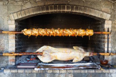 Taş ocağın yanındaki şişte domuz yavrusu..