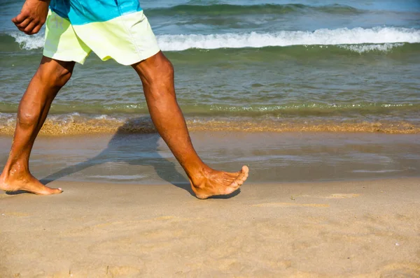 Pés Pessoas Caminhando Longo Linha Surf — Fotografia de Stock