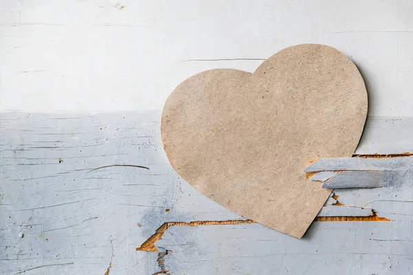 Corazón Papel Una Pared Rústica Puerta Como Símbolo Amor —  Fotos de Stock