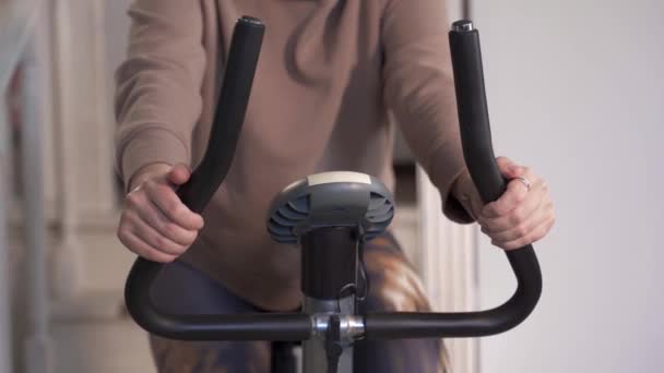 Beyaz Bir Kızın Elleri Egzersiz Bisikletinin Siyah Boynuzlarında Yatıyor Spor — Stok video