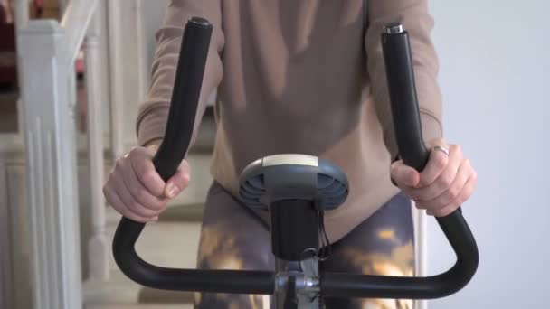 Manos Femeninas Blancas Sostienen Los Cuernos Una Bicicleta Estática Pie — Vídeos de Stock