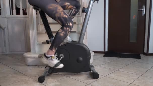 Mooie Vrouwelijke Benen Witte Sneakers Strakke Sportmaillot Verdraait Pedalen Van — Stockvideo