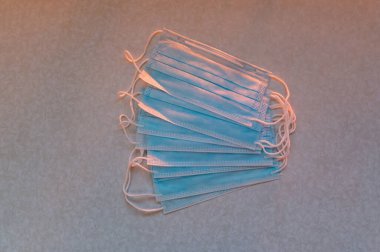 Hafif arka planda tıbbi maskeler