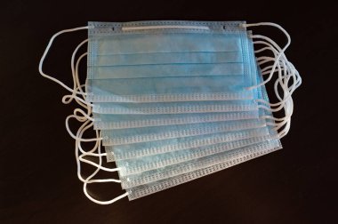 Siyah arka planda tıbbi maskeler