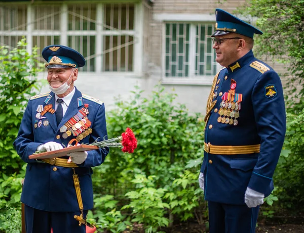 Rostov-on-don, Rusya-9 Mayıs 2020. 75. yıldönümünde güney bölgesinin komutanından gelen gaziyi tebrik ederim. Küçük bir konser düzenlendi. 