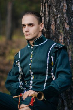 Seksi adam ormanda. Yeşil renk güzel, eski giysiler içinde. Ortaçağ. Fantezi. 