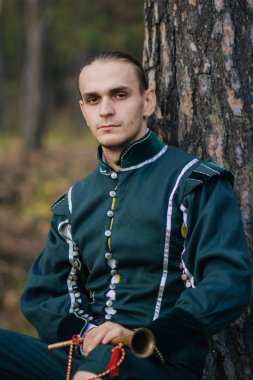 Seksi adam ormanda. Yeşil renk güzel, eski giysiler içinde. Ortaçağ. Fantezi. 