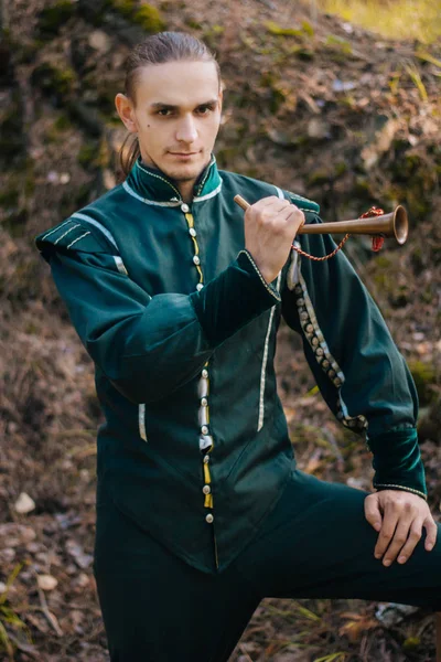 Сексуальна Людина Лісі Красивому Старому Одязі Зеленого Кольору Середньовічний Фантазія — стокове фото