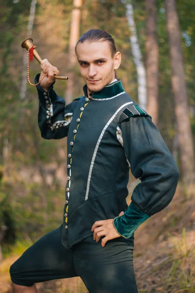 森の中でセクシーな男 緑の色の美しい 古い服を着て ファンタジー — ストック写真