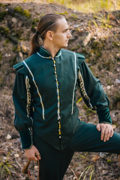 Sexy Chlap Lese Krásné Staré Oblečení Zelené Barvy Středověké Fantazie — Stock fotografie