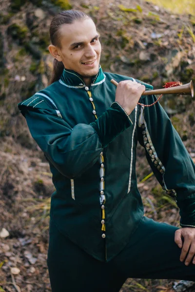 Seksi Adam Ormanda Yeşil Renk Güzel Eski Giysiler Içinde Ortaçağ — Stok fotoğraf