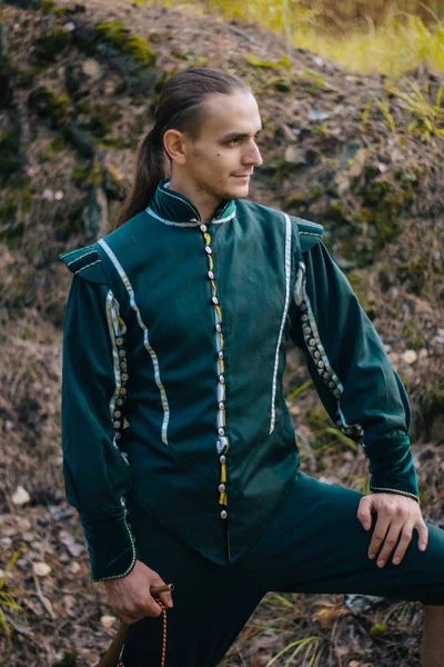 Сексуальна Людина Лісі Красивому Старому Одязі Зеленого Кольору Середньовічний Фантазія — стокове фото