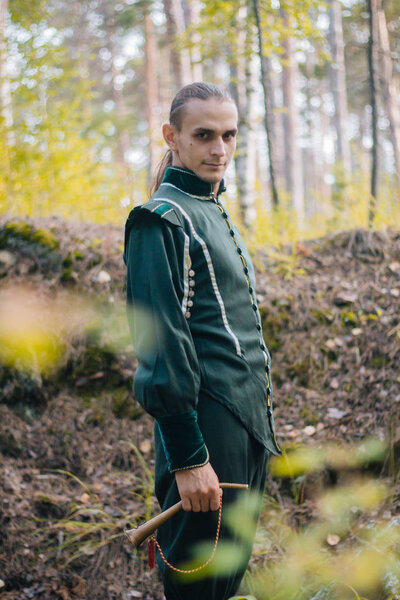 Сексуальный парень в лесу. В красивой, старой одежде зеленого цвета. Средневековье. Фантазия
. 