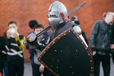 Silah, sert bir göz olan bir adam. Zırh şatoda şövalye. Ortaçağ Fotoğraf çizimler. Batsenet miğfer, kalkan ve kılıç Battle knight.