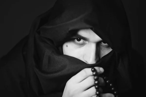 Арабські Людина Суворий Поглядом Хлопець Закритою Обличчя Чорний Одяг Чоловік — стокове фото