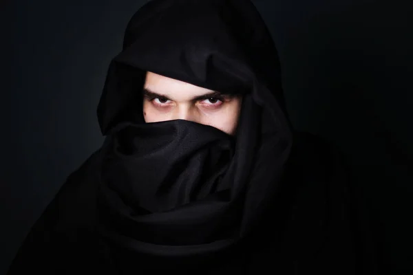 Arab Muž Přísný Pohled Ten Uzavřené Tváří Černé Oblečení Muž — Stock fotografie