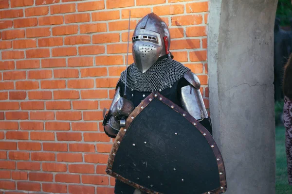 Homme Avec Une Arme Regard Sévère Chevalier Armure Dans Château — Photo