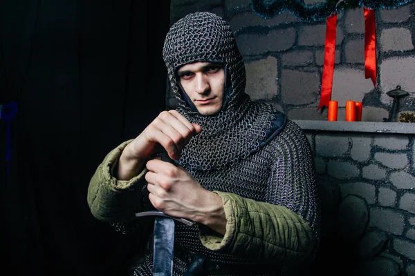 厳しい表情の男 彼の手の剣でフード チェーン メールとチェーン メールのモデル男 城に鎧の騎士 中世の写真イラスト — ストック写真