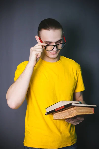 Man Het Geel Shirt Grote Glazen Met Boeken Hun Handen — Stockfoto