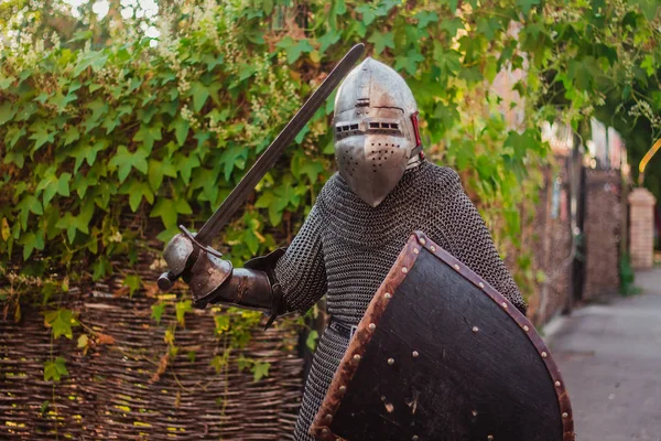 Homme Avec Une Arme Regard Sévère Chevalier Armure Dans Château — Photo